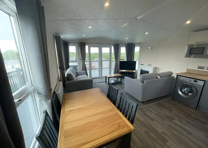 Luxury 6 Bed Lodge With Hot Tub